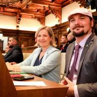 Stehen für die höheren Parkgebühren: Vizebürgermeisterin Judith Schwentner und Gemeinderat Tristan Ammerer (beide Grüne)