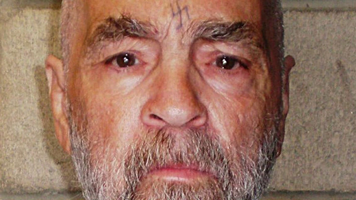 Der ehemalige Sektenführer mit eingeritztem Hakenkreuz auf der Stirn starb am Sonntagabend  in einem Krankenhaus in Kalifornien eines natürlichen Todes.
