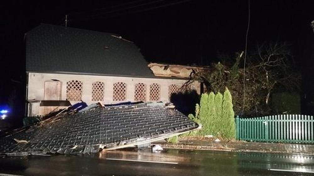 In Unterbergen deckte der Sturm das Dach eines Wirtschaftsgebäudes ab