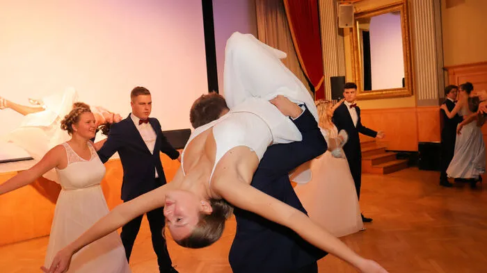 Nach der Begrüßung und Vorstellung der Maturanten präsentierten die Paare unter der Regie der Tanzschule Gider eine schwungvolle Polonaise mit akrobatischen Einlagen.