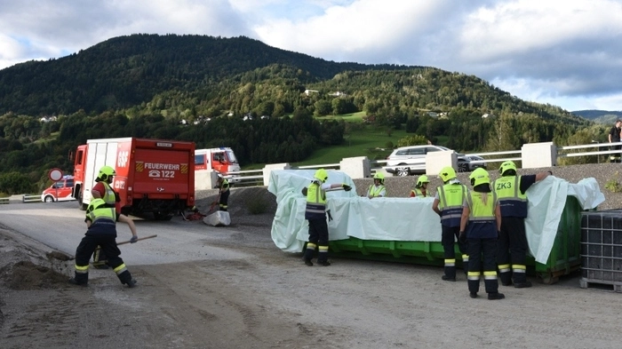 35 Mann der Hauptfeuerwache Villach standen Montagnachmittag im Stadtteil Untere Fellach im Einsatz. Bei einer Tankanlage war eine größere Menge Treibstoff ausgetreten.