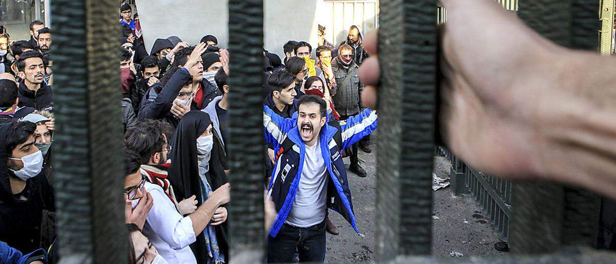 Im Iran gehen Gegner und Unterstützer des Systems gleichermaßen in Massen auf die Straße