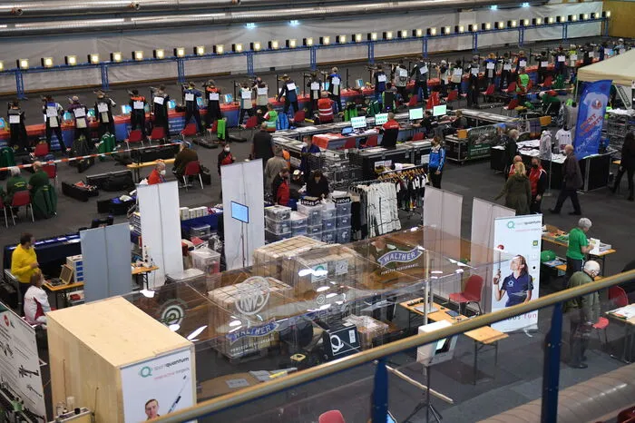 Den Aktiven wird in einer Art Messe auch jede Menge Zubehör angeboten.