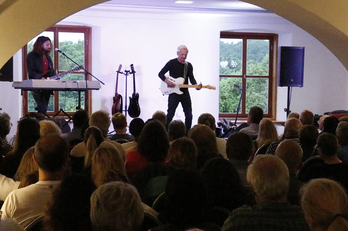 Letztes Wochenende begeisterte der Rockbarde bei seinem zweitägigen Konzert "Bukowski privat" eine Vielzahl jung- und junggebliebener Zuhörer auf Schloss Welsdorf in Fürstenfeld.