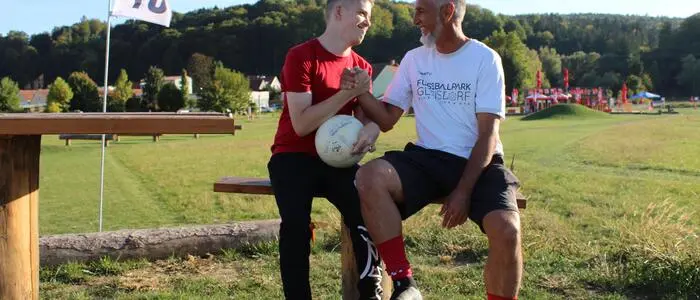 Marcel Zündel (links) mit Ex-Fußballprofi und Fußballpark-Betreiber Edi Glieder