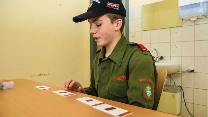 Dienstgrade, Fahrzeuge und Gerätekunde, Verhalten bei Notfällen, Knotenkunde, Kleinlöschgeräte, Nachrichtendienst, Formalexerzieren, Warn- und Alarmsysteme und mehr: Darum geht es beim Wissenstest der Feuerwehr.