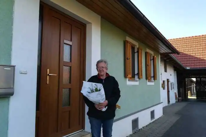 Auch in Misselsdorf bei Margarete Sommer schaute der Blumenbote vorbei.