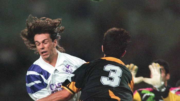 Den Anfang machte Austria Salzburg. In der Saison 1994/95 standen Nikola Jurcevic und Co. in der Gruppenphase der Champions League und trafen da auf Ajax Amsterdam, AC Milan und AEK Athen. Ein Sieg und drei Unentschieden waren das beachtliche Ergebnis und bedeuteten Platz drei in der Gruppe. Unglaublich aber wahr: Ajax und AC Milan standen sich damals auch im Finale gegenüber, dass in Wien stattfand und die Niederländer durch ein Tor von Patrick Kluivert für sich entscheiden konnten.