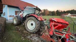 Der Traktor kam neben den Spielgeräten der Kinder zum Stehen