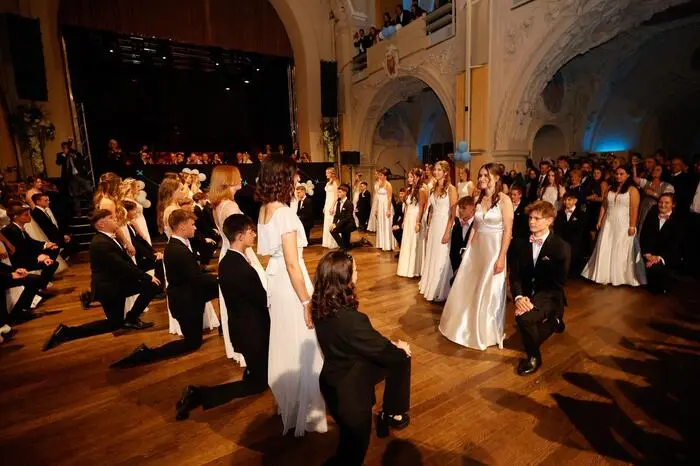 Höhepunkte des Abends waren unter anderem die von der Tanzschule Dietrich choreografierte Polonaise und die mitreißende Musik der Band Hakuna-Matata. 