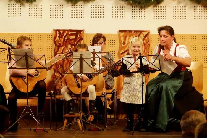 Bekanntlich fängt aber jeder klein an. So standen Schüler des Musikvereines Söchau mit dem "Glockenmenuett" auf der Bühne.