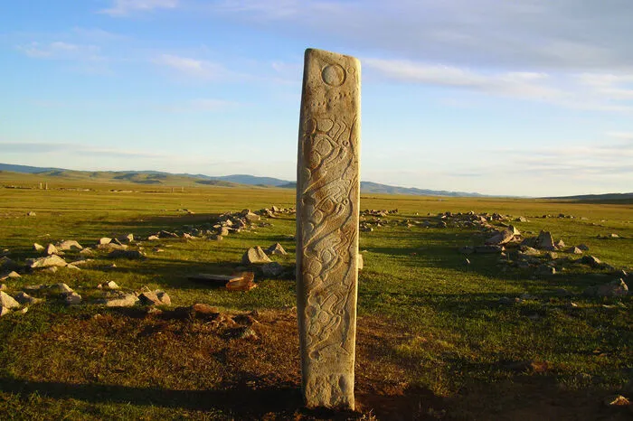 Hirschsteine und Stätten der Bronzezeit (Mongolei). An den Hängen des Changai-Gebirges gelegen, zeugen die Hirschsteine von der Begräbniskultur eurasischer Nomaden der Bronzezeit. Bei den Kunstwerken handelt es sich um bis zu vier Meter hohe Monolithe, die senkrecht aus dem Boden aufragen und mit Abbildungen von Hirschen verziert sind. Sie werden auf die Zeit zwischen 1200 und 600 vor Christus datiert.