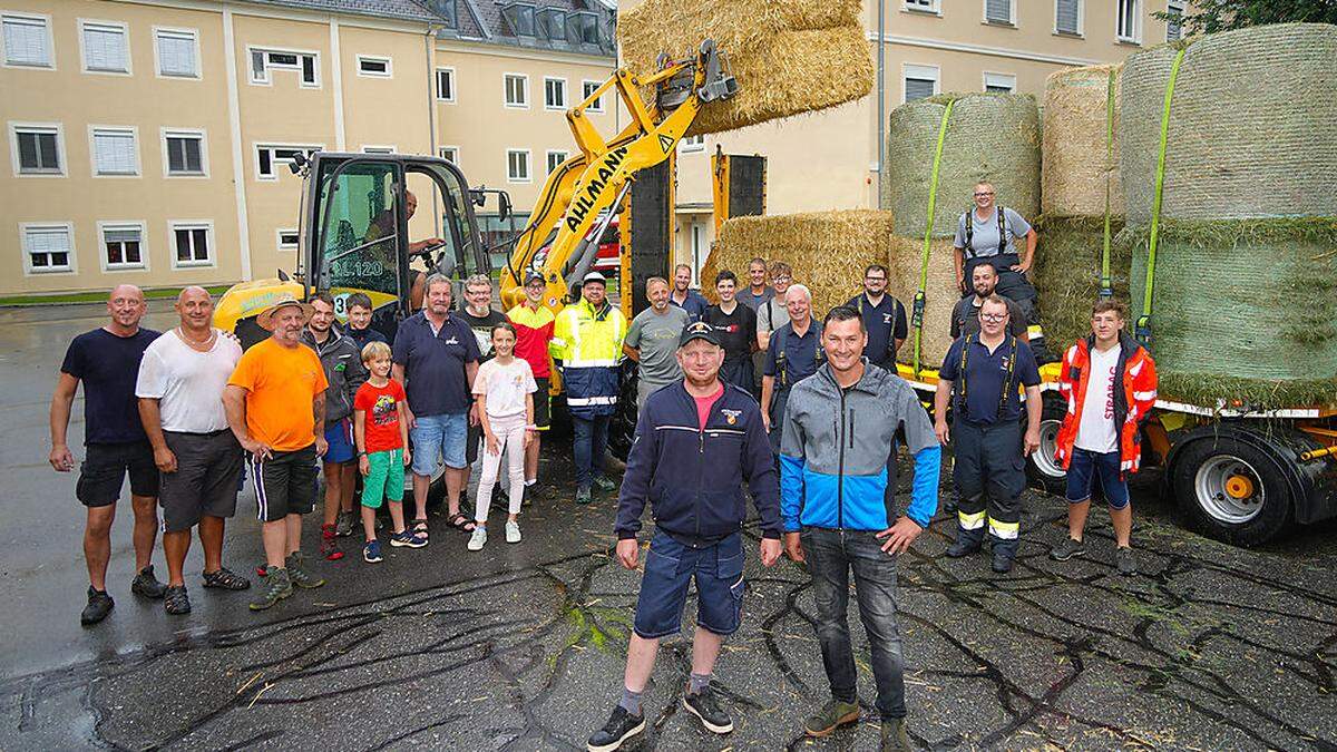 Hannes Oberlercher und Christian Lanzinger mit den zahlreichen freiwilligen Helfern der Aktion 