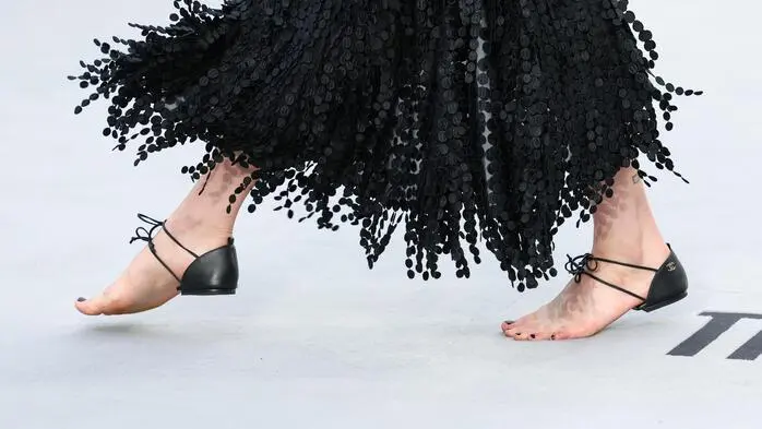 Margaret Qualley sorgt bei einer Filmpremiere nicht mit ihrem Kleid, sondern mit ihren Füßen für Aufsehen.