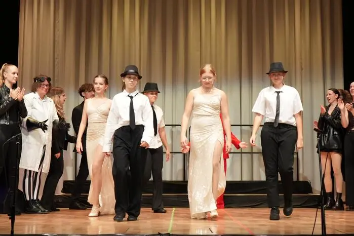 Eine bunte Show mit zeitlosen James-Bond-Songs und einer großartigen Story rund um Spionage, Bösewichte und Intrigen.