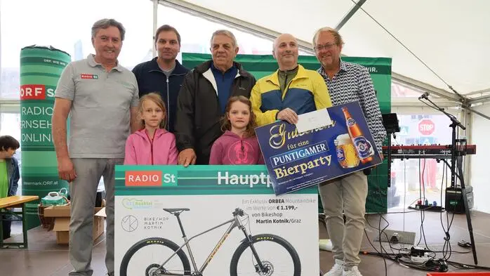 Organisator Werner Resch, Vizebürgermeister Christian Ortauf, die Gewinner der Hauptpreise und ORF-Erich Fuchs mit den Glücksengerln Ricarda und Mira