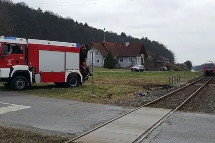 In Buch St. Magdalena kam es auf der L 455 bei einem unbeschrankten Bahnübergang zu einem Zusammenstoß zwischen einem Traktor und einem Personenzug, bei dem der Traktorlenker tödliche Verletzungen erlitt.    