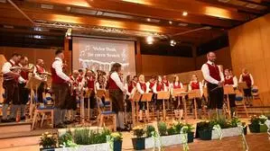 Kapellmeister Johannes Oberreiter mit den Musikerinnen und Musikern des MV St. Ruprecht-Falkendorf