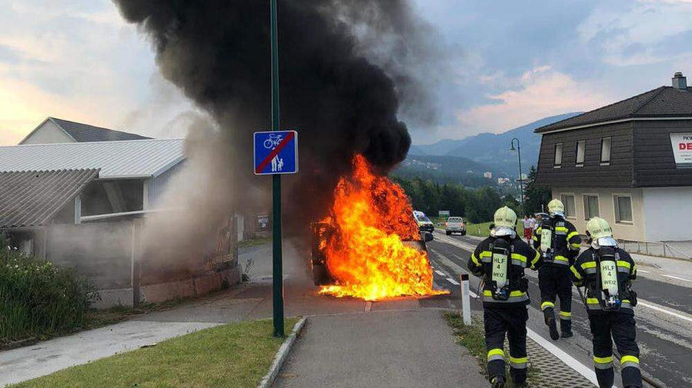 Rettungsauto brannte komplett aus