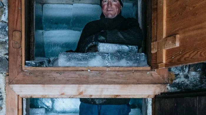 Eine Woche lang arbeiten drei Mann daran, den Eiskeller für den Sommer zu füllen. Darin können Lebensmittel und Getränke, ganz ohne Strom frisch gehalten werden.