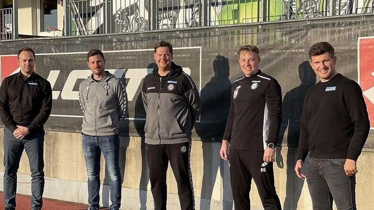 Thomas Tebbich (ganz links) und Andreas Schicker (ganz rechts) freuen sich über die Vertragsverlängerung von David Tauschmann, Thomas Hösele und Roland Goriupp (v.l.n.r.).