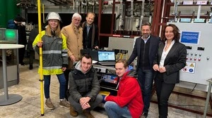 HTL-Schülerinnen und -Schüler in der Kelag-Schaltstraße mit Manfred Freitag, Hubert Lutnik, Michael Marketz und Isabella Penz (von links)