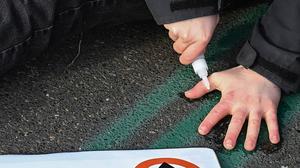 Klimaaktivist klebt sich auf Straße