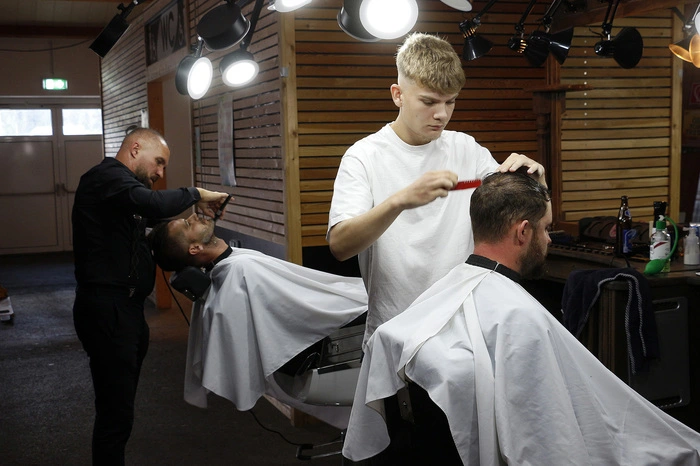 Babershop, Tattoo-Artist in der Mehrzweckhalle...