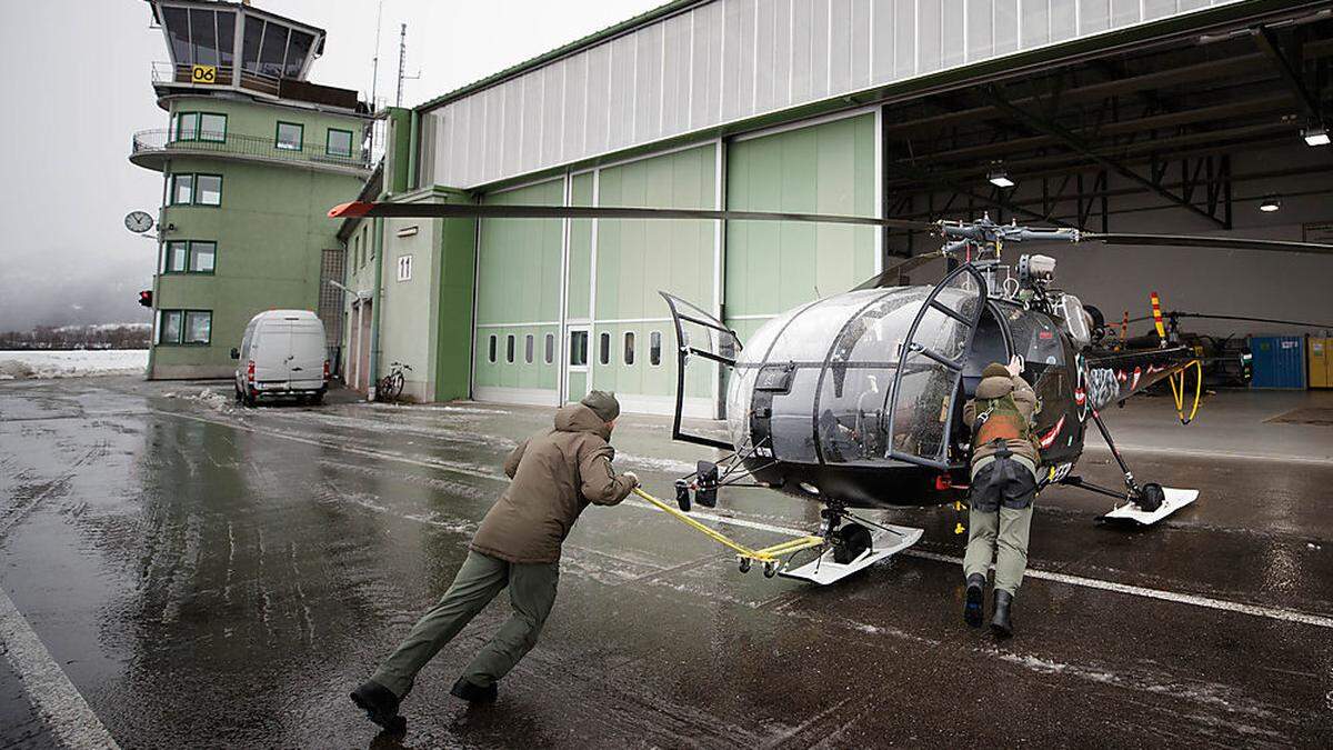 Eine Alouette III wird in den Hangar geschoben