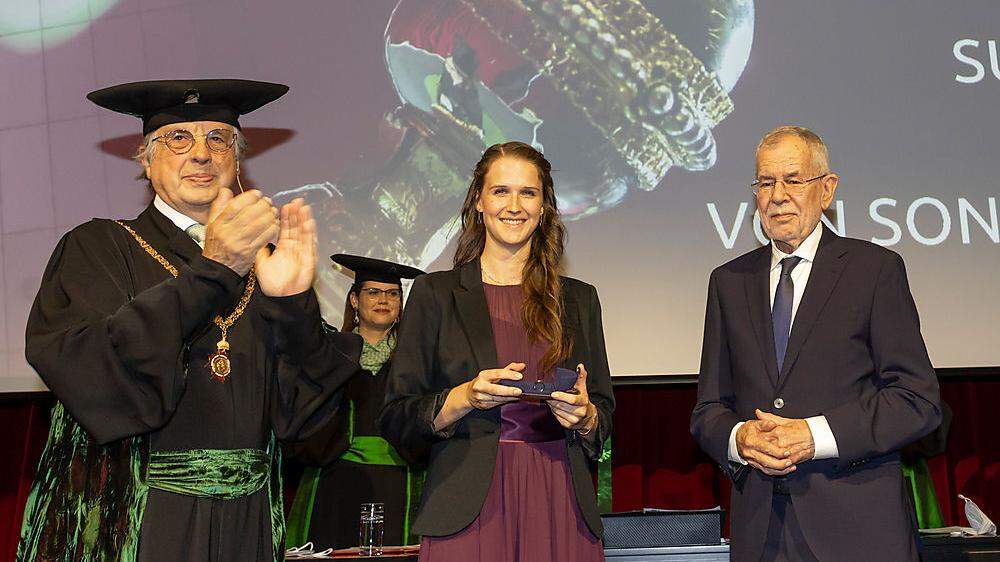 Sonja Rittchen erhielt den Doktortitel im Beisein von Rektor Hellmut Samonigg (links) und Bundespräsident Alexander van der Bellen