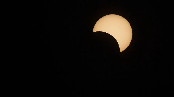 Eine Sonnenfinsternis hat den Himmel über Südamerika verdunkelt.