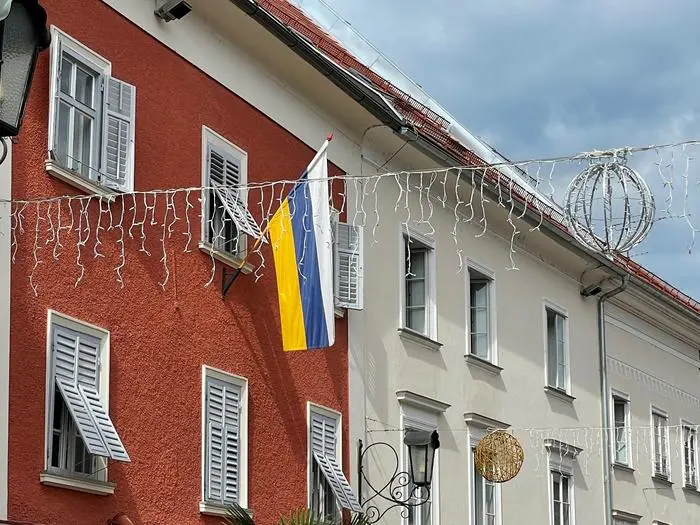 St. Veiter Flagge und Weihnachtsbeleuchtung