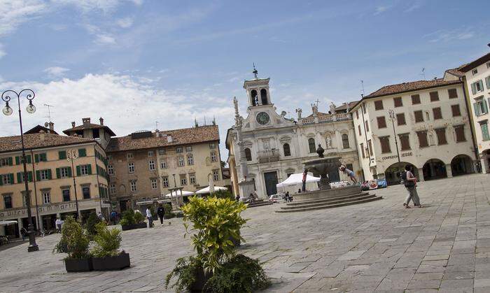 Udine ist eine sehr vertraute Stadt mit wunderschönen Plätzen, venezianisch geprägter Architektur und vielen mittelalterlichen Gassen