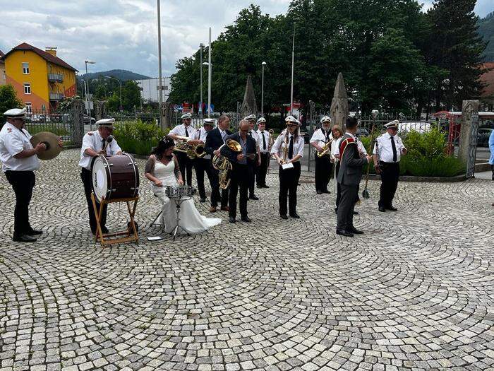 Der Polizeimusikverein Leoben spielte nach der Hochzeit vor der Waasen-Kirche auf