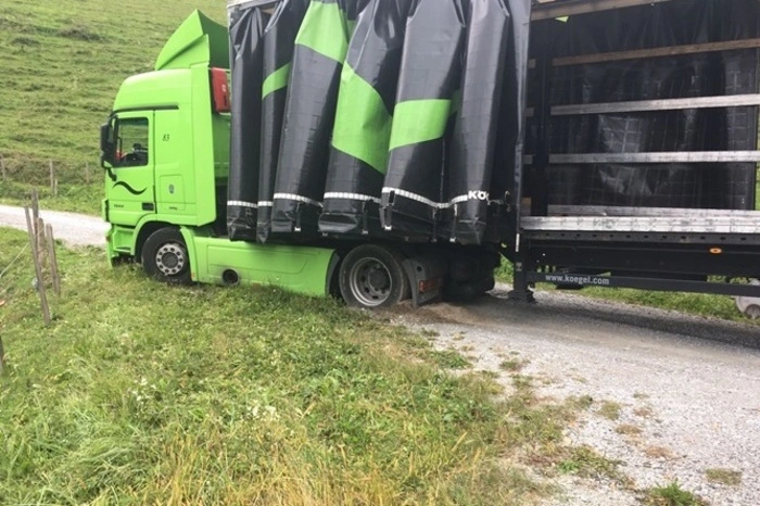 Das Navi lotste ihn bei Geistthal über eine kurvenreiche und schmale Gemeindestrasse in Richtung Kainach. Dabei saß er beim Reversieren mit dem Sattelaufleger auf einem betonierten Wasserschacht auf und konnte sein Fahrzeug nicht mehr weiter bewegen.