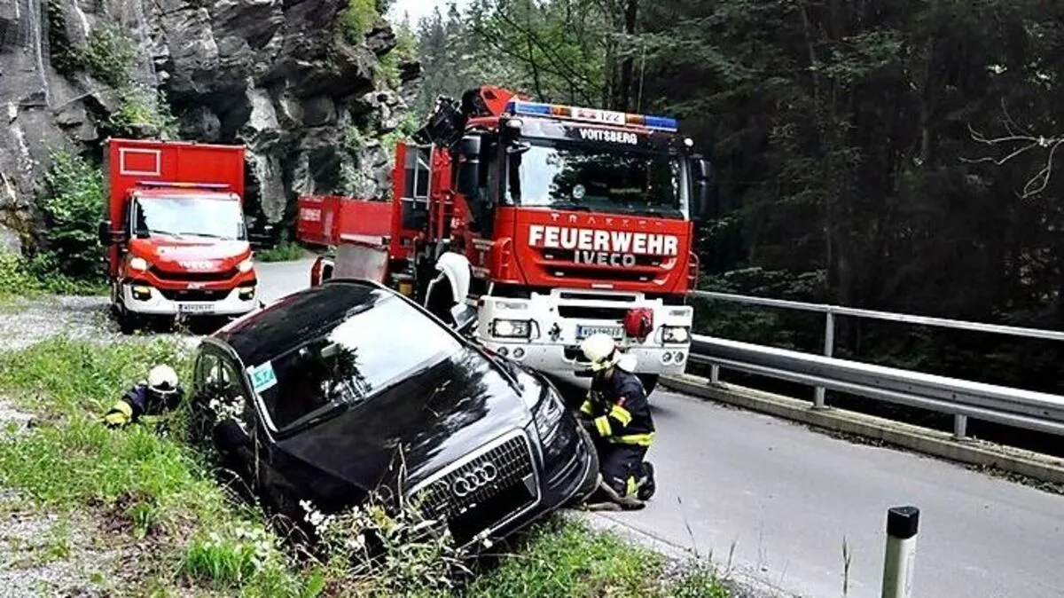 Eine Lenkerin landete mit ihrem Auto im Straßengraben, sie wurde glücklicherweise nicht verletzt