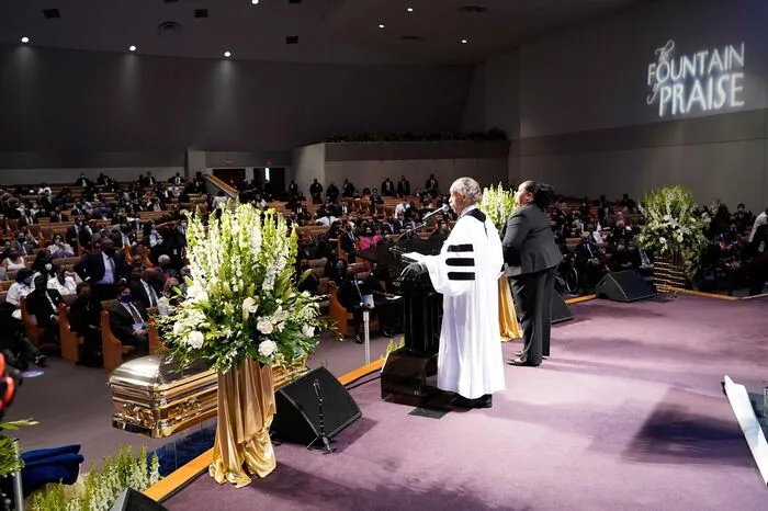  An der Zeremonie zu Floyds Bestattung nahmen in der Kirche "Fountain of Praise" in der texanischen Metropole Houston Hunderte Gäste teil. 