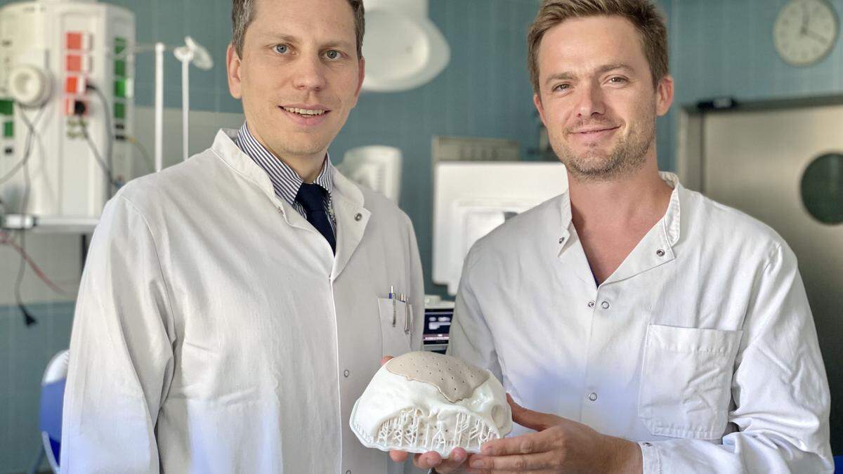 Professor Christoph Griessenauer (l.) und Oberarzt Johannes Pöppe von der Uniklinik für Neurochirurgie am Uniklinikum Campus CDK