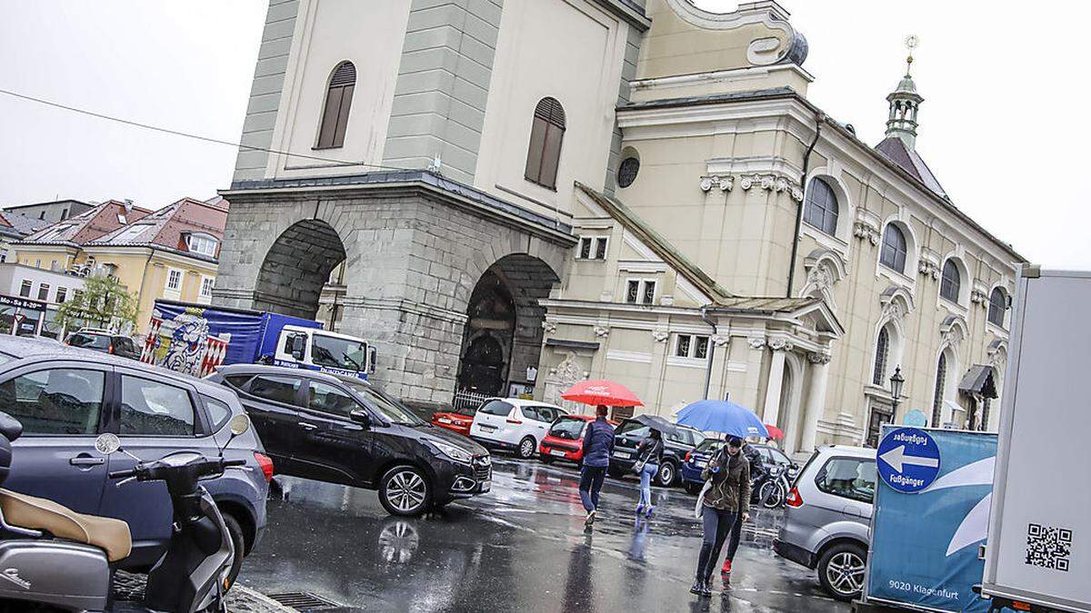 Die Autos sollen künftig vom Pfarrplatz zurück gedrängt werden