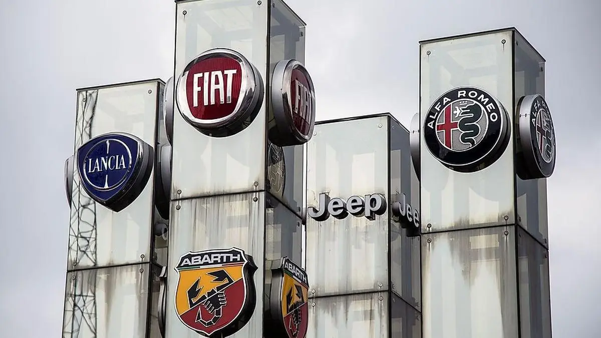 A picture taken on May 27, 2019 at a car dealer in Turin shows the logos of Lancia, Fiat, Abarth Jeep and Alfa Romeo auto makers, brands of Fiat Chrysler Automobiles (FCA) company. - French and Italian-US auto giants Renault and Fiat Chrysler are set to announce talks on an alliance, with a view to a potential merger, informed sources said on May 26, 2019. (Photo by MARCO BERTORELLO / AFP)