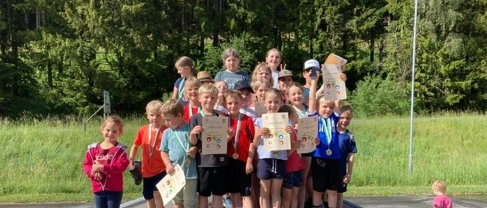 Einige der jungen Teilnehmerinnen und Teilnehmer bei der Kinder-Olympiade