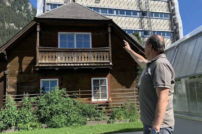 Klaus Bartelmuss vor seinem Elternhaus, hinter dem der Turm steht: „Es war mir wichtig, das Haus stehenzulassen, in dem wir in ärmlichen Verhältnissen aufgewachsen sind“