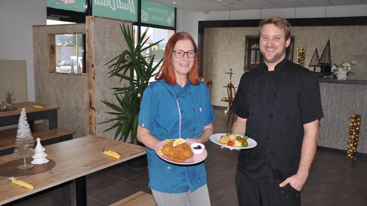 Sandra Tatschl und ihr Sohn Andreas Murg im neuen Lokal in der Alten Straße in Kleinedling