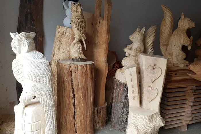 In seiner Werkstatt lagern Dutzende fertige und halb fertige Skulpturen.