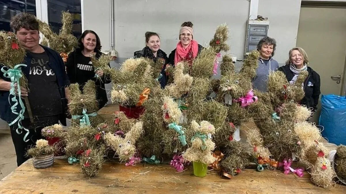 Die VP-Frauen Edelschrott bastelten Deko aus Heu