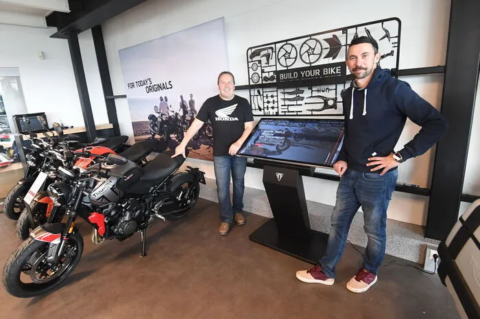 In den beiden Schauräumen haben die Geschäftsführer Andreas (links) und Gerold Gesslbauer jetzt mehr Platz, die Motorräder schön zu präsentieren.