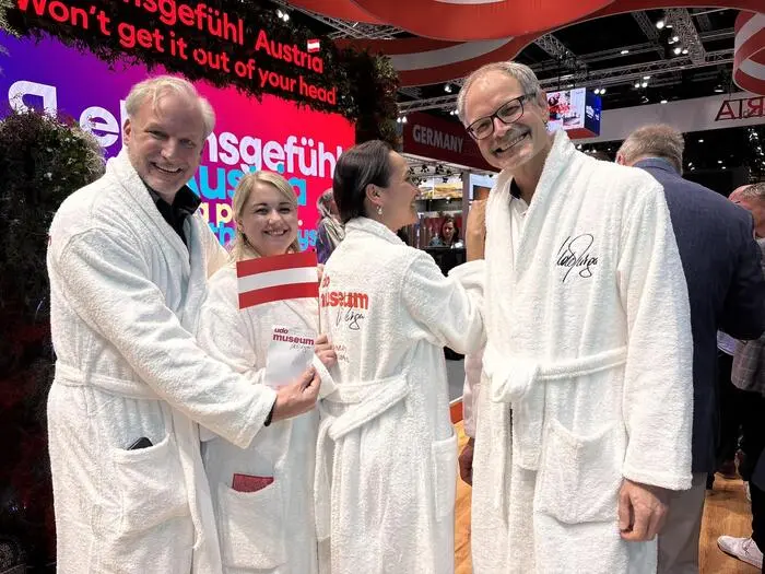 Klaus Ehrenbrandtner (rechts) und Helmuth Micheler (links) machten mit Kollegen Werbung für das Udo-Jürgens-Museum
