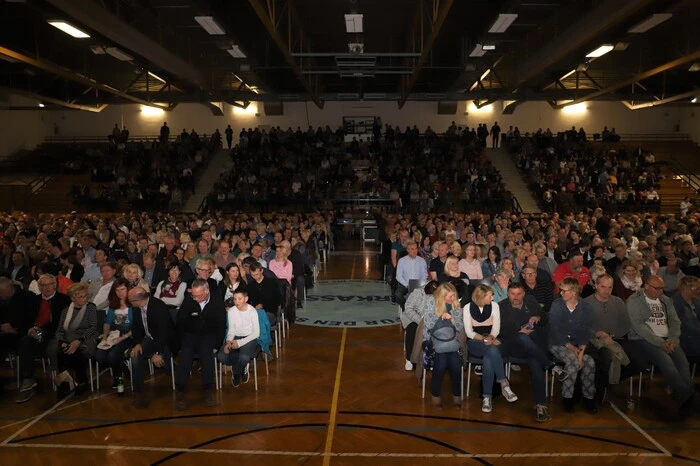 Aufgrund der großen Nachfrage fand der Kabarettabend nicht wie ursprünglich geplant im Volkshaus, sondern in der Sporthalle Bärnbach statt. 