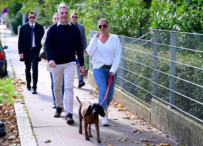 Da regierte noch das Prinzip Hoffnung: Karl Nehammer und Ehefrau Katharina mit Hund   