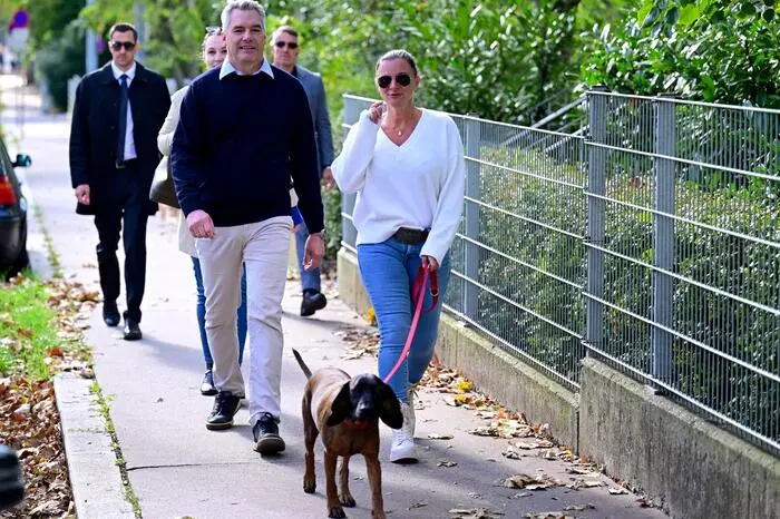 Bundeskanzler und ÖVP-Spitzenkandidat Karl Nehammer mit seiner Frau Katharina Nehammer und Hund auf dem Weg zum Wahllokal 